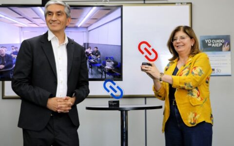 Marcelo Saenz y Loreto Ferrari AIEP entrega galardones metared tic 2025