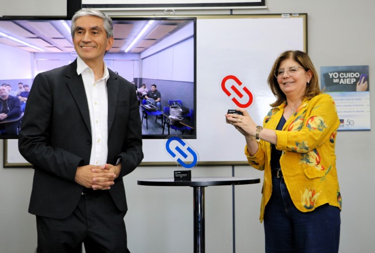 Marcelo Saenz y Loreto Ferrari AIEP entrega galardones metared tic 2025