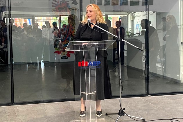 Vicerrectora Marcela Vaccaron en inauguración muestra Sala de Arte AIEP 60 años