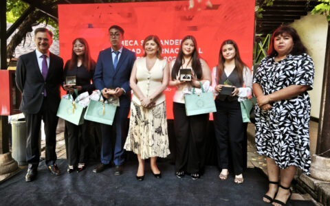 Autoridades y becados AIEP en ceremonia Beca Santander 2025