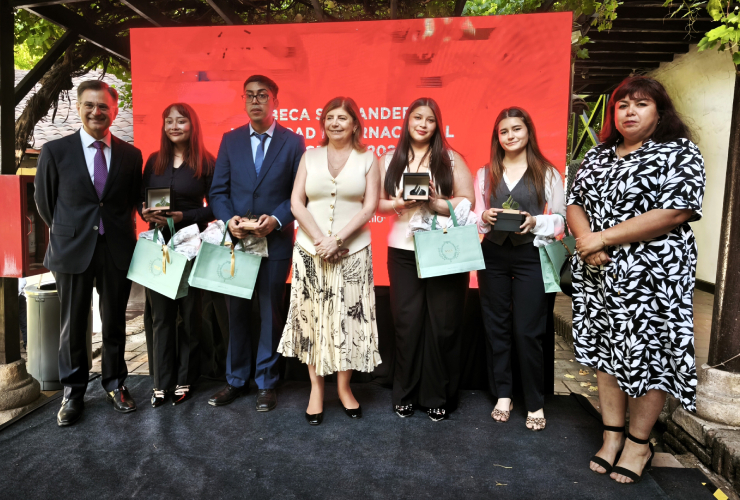 Autoridades y becados AIEP en ceremonia Beca Santander 2025