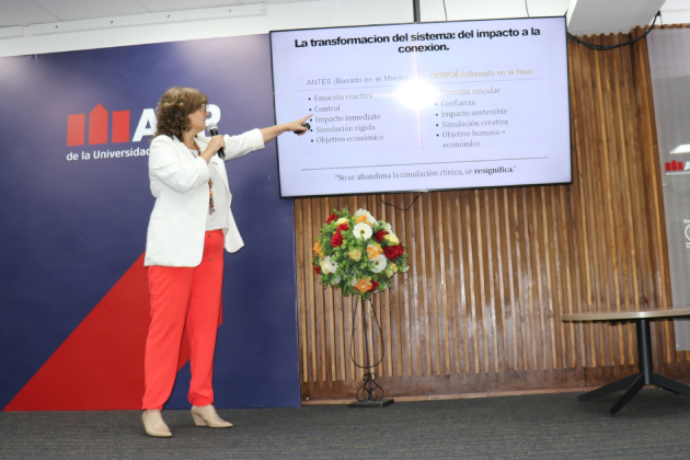 Tatiana Soto directora de la Escuela de Salud y Deporte de AIEP presentando sobre avances CECA