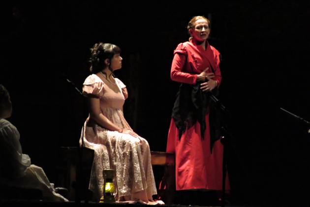 Águeda Monasterio, estudiante Teatro AIEP y Sigrid Alegría