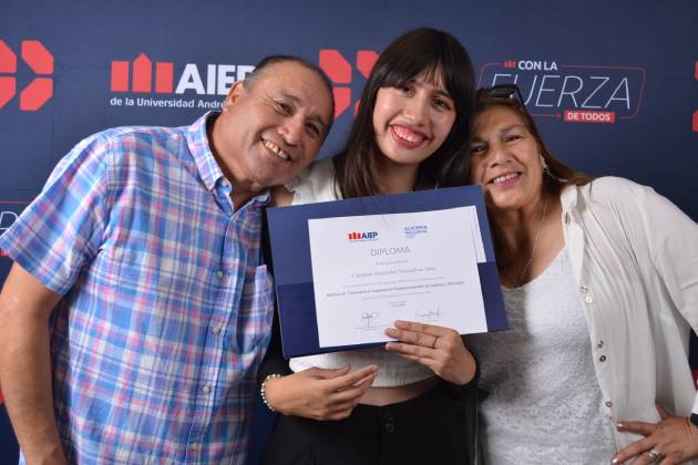 Estudiante AIEP Viña del Mar Academia Inclusiva junto a su familia