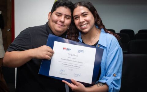 Estudiante Academia Inclusiva AIEP junto a tutora